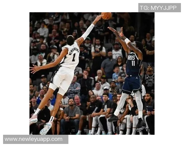 名嘴点评文班亚马身体变化超预期展现强壮实力