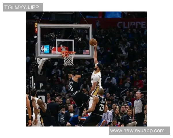 小南斯篮下强势进攻旱地拔葱单臂暴扣展现霸主风范